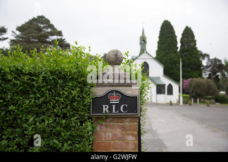 Deepcut Kasernen, die Garnison Kirche St. Barbara's vor der Princess Royal Barracks, Heimat der Königlichen Logistik Corp. gelegen Stockfoto