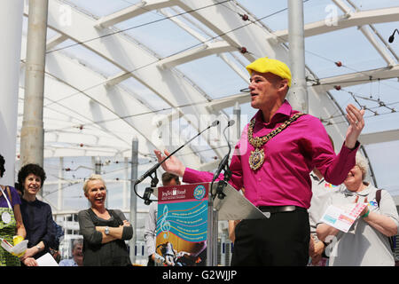 Manchester, UK. 4. Juni 2016. Herr Bürgermeister Carl Austin-Behan ist eine Hommage an Victoria Wood bei Victoria Station, Manchester, UK, 4. Juni 2016 Credit: Barbara Koch/Alamy Live News Stockfoto