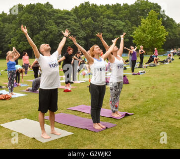 Brentwood, Essex, UK, 4. Juni 2016, Teilnehmer verpflichtet sich ein Sonnengruß an Masse Yogathon zugunsten der Geist Credit: Ian Davidson/Alamy Live News Stockfoto