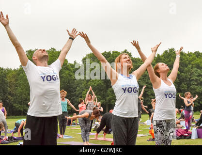 Brentwood, Essex, UK, 4. Juni 2016, Teilnehmer verpflichtet sich ein Sonnengruß an Masse Yogathon zugunsten der Geist Credit: Ian Davidson/Alamy Live News Stockfoto