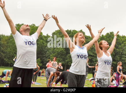 Brentwood, Essex, UK, 4. Juni 2016, Teilnehmer verpflichtet sich ein Sonnengruß an Masse Yogathon zugunsten der Geist Credit: Ian Davidson/Alamy Live News Stockfoto