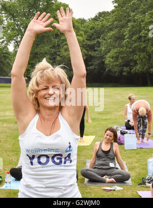 Brentwood, Essex, UK, 4. Juni 2016, Teilnehmer verpflichtet sich ein Sonnengruß an Masse Yogathon zugunsten der Geist Credit: Ian Davidson/Alamy Live News Stockfoto