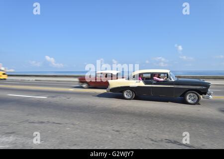 Havanna, Havanna, Kuba. 14. Mai 2016. Die wirtschaftliche Realität der Auswirkungen der amerikanischen wirtschaftlichen Blockade Kubas sich in den historischen Häuserfassaden, antiken Automobilen und die verfallenen Lebensbedingungen des kubanischen Volkes, Havanna, Kuba spiegelt 56 Jahr, Mai 2016.The Vereinigten Staaten verhängte eine Handels-, Wirtschafts- und finanzielle Blockade gegen Kuba am Okt. 19,1960 (in Kuba, el Bloqueo, "die Blockade" genannt). Eine Blockade ist Wirtschaftskrieg, wie durch das Oxford Dictionary definiert. Die kubanische Blockade ist sehr langlebig in der modernen Geschichte. Trotz der Blockade sind die Vereinigten Staaten t Stockfoto