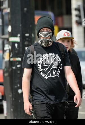 Glasgow, Schottland. 4. Juni 2016. Unterstützer des schottischen Kaitseliit Demonstration eine in George Square, Glasgow. In der Opposition ist ein junger Mann ein Anarchist tragen T-shirt, das sagt, "Jesus starb für seine eigenen Sünden nicht von mir" und hat auch sein Gesicht und Kopf bedeckt. Alamy Live-Nachrichten Stockfoto