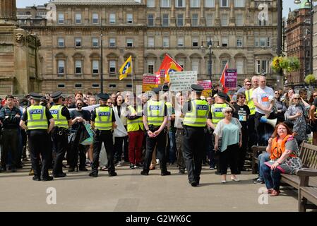 Glasgow, Schottland. 4. Juni 2016. Unterstützer des schottischen Kaitseliit Demonstration eine in George Square, Glasgow, die eine großen Polizeipräsenz gefordert. Eine Zähler-Demonstration von verschiedenen union Gruppen und linke Anti-Nazi-Lobbyisten wurden auch auf dem Platz im Herzen der Stadt. Alamy Live-Nachrichten Stockfoto