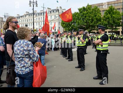 Glasgow, Schottland. 4. Juni 2016. Unterstützer des schottischen Kaitseliit Demonstration eine in George Square, Glasgow, die eine großen Polizeipräsenz gefordert. Eine Zähler-Demonstration von verschiedenen union Gruppen und linke Anti-Nazi-Lobbyisten wurden auch auf dem Platz im Herzen der Stadt. Bildnachweis: Douglas Carr/Alamy Live-Nachrichten Stockfoto