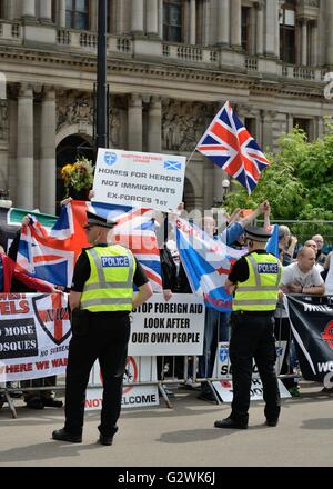 Glasgow, Schottland. 4. Juni 2016. Unterstützer des schottischen Kaitseliit Demonstration eine in George Square, Glasgow, die eine großen Polizeipräsenz gefordert. Eine Zähler-Demonstration von verschiedenen union Gruppen und linke Anti-Nazi-Lobbyisten wurden auch auf dem Platz im Herzen der Stadt. Bildnachweis: Douglas Carr/Alamy Live-Nachrichten Stockfoto