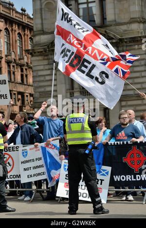 Glasgow, Schottland. 4. Juni 2016. Unterstützer des schottischen Kaitseliit Demonstration eine in George Square, Glasgow, die eine großen Polizeipräsenz gefordert. Eine Zähler-Demonstration von verschiedenen union Gruppen und linke Anti-Nazi-Lobbyisten wurden auch auf dem Platz im Herzen der Stadt. Alamy Live-Nachrichten Stockfoto