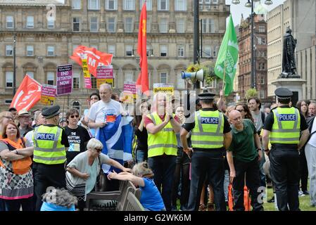 Glasgow, Schottland. 4. Juni 2016. Unterstützer des schottischen Kaitseliit Demonstration eine in George Square, Glasgow, die eine großen Polizeipräsenz gefordert. Eine Zähler-Demonstration von verschiedenen union Gruppen und linke Anti-Nazi-Lobbyisten (im Bild) wurden auch auf dem Platz im Herzen der Stadt. Alamy Live-Nachrichten Stockfoto