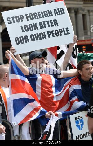 Glasgow, Schottland. 4. Juni 2016. Unterstützer des schottischen Kaitseliit Demonstration eine in George Square, Glasgow, die eine großen Polizeipräsenz gefordert. Eine Zähler-Demonstration von verschiedenen union Gruppen und linke Anti-Nazi-Lobbyisten wurden auch auf dem Platz im Herzen der Stadt. Alamy Live-Nachrichten Stockfoto