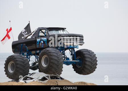 Bournemouth, Dorset UK vom 4. Juni 2016. Sensenmann Monster Truck quetsch Autos am Strand von Bournemouth am zweiten Tag der Bournemouth Räder Festival 2016 im Juni Credit: Carolyn Jenkins/Alamy Leben Nachrichten. Stockfoto
