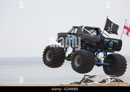 Bournemouth, Dorset UK vom 4. Juni 2016. Sensenmann Monster Truck in der Luft quetsch Autos am Strand von Bournemouth am zweiten Tag der Bournemouth Räder Festival 2016 im Juni Credit Jumping: Carolyn Jenkins/Alamy Leben Nachrichten. Stockfoto