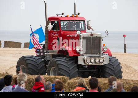 Bournemouth, Dorset UK vom 4. Juni 2016. Zuschauer, die Big Pete Monster Truck am zweiten Tag der Bournemouth Räder Festival 2016 im Juni Credit: Carolyn Jenkins/Alamy Leben Nachrichten. Stockfoto