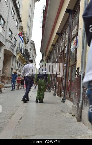 Havanna, Havanna, Kuba. 18. Mai 2016. Die wirtschaftliche Realität der Auswirkungen der amerikanischen wirtschaftlichen Blockade Kubas sich in den historischen Häuserfassaden, antiken Automobilen und die verfallenen Lebensbedingungen des kubanischen Volkes, Havanna, Kuba spiegelt 56 Jahr, Mai 2016.The Vereinigten Staaten verhängte eine Handels-, Wirtschafts- und finanzielle Blockade gegen Kuba am Okt. 19,1960 (in Kuba, el Bloqueo, "die Blockade" genannt). Eine Blockade ist Wirtschaftskrieg, wie durch das Oxford Dictionary definiert. Die kubanische Blockade ist sehr langlebig in der modernen Geschichte. Trotz der Blockade sind die Vereinigten Staaten t Stockfoto