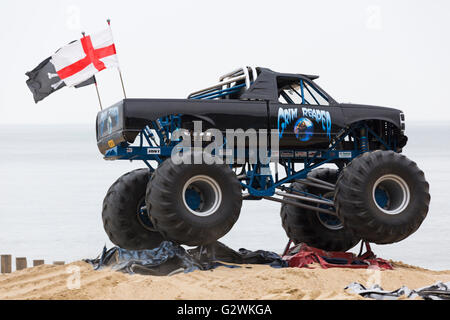 Bournemouth, Dorset UK vom 4. Juni 2016. Sensenmann Monster Truck quetsch Autos am Strand von Bournemouth am zweiten Tag der Bournemouth Räder Festival 2016 im Juni Credit: Carolyn Jenkins/Alamy Leben Nachrichten. Stockfoto