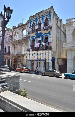 Havanna, Havanna, Kuba. 14. Mai 2016. Die wirtschaftliche Realität der Auswirkungen der amerikanischen wirtschaftlichen Blockade Kubas sich in den historischen Häuserfassaden, antiken Automobilen und die verfallenen Lebensbedingungen des kubanischen Volkes, Havanna, Kuba spiegelt 56 Jahr, Mai 2016.The Vereinigten Staaten verhängte eine Handels-, Wirtschafts- und finanzielle Blockade gegen Kuba am Okt. 19,1960 (in Kuba, el Bloqueo, "die Blockade" genannt). Eine Blockade ist Wirtschaftskrieg, wie durch das Oxford Dictionary definiert. Die kubanische Blockade ist sehr langlebig in der modernen Geschichte. Trotz der Blockade sind die Vereinigten Staaten t Stockfoto