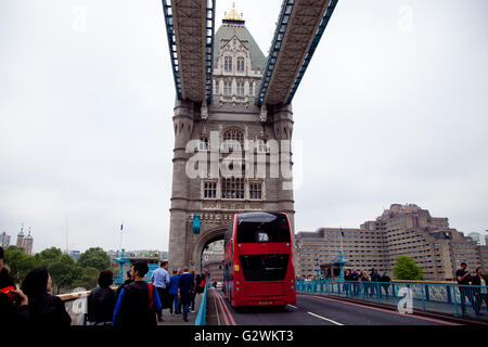 Tower Bridge, London, UK 4. Juni 2016 - Tower Bridge wird in der Nähe von Fahrzeugen für drei Monate ab Oktober 2016 für strukturelle Reparaturen und Wartungsarbeiten auf die 122 Jahre alte Wahrzeichen durchgeführt werden. Rund 21.000 Fahrzeuge verwenden die Überfahrt jeden Tag. Bildnachweis: Dinendra Haria/Alamy Live-Nachrichten Stockfoto