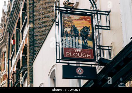 LONDON, UK - 20. August 2015: Schild The Plough Pub und Restaurant in London. Stockfoto