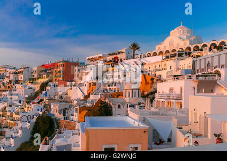 Fira bei Sonnenuntergang, Santorini, Griechenland Stockfoto