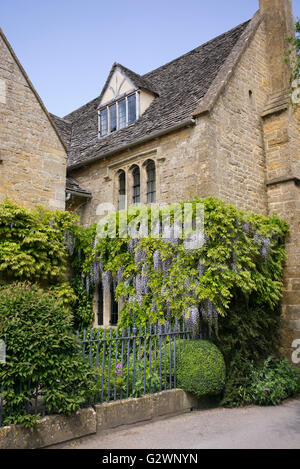 Wisteria Floribunda auf der Vorderseite einer Hütte in Stanton, Gloucestershire, England Stockfoto