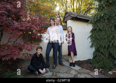 Eine vierköpfige kaukasische Familie posiert für Fotografien im JC Arboretum in Raleigh, NC, USA. Stockfoto