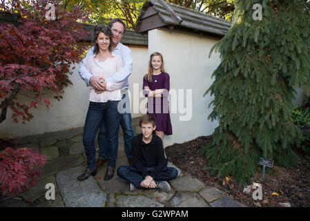 Eine vierköpfige kaukasische Familie posiert für Fotografien im JC Arboretum in Raleigh, NC, USA. Stockfoto