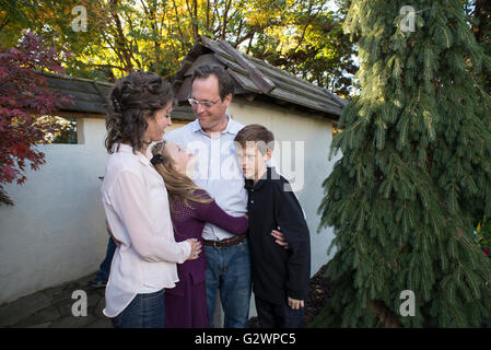 Eine vierköpfige kaukasische Familie posiert für Fotografien im JC Arboretum in Raleigh, NC, USA. Stockfoto