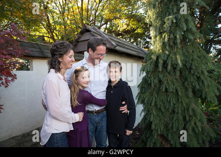 Eine vierköpfige kaukasische Familie posiert für Fotografien im JC Arboretum in Raleigh, NC, USA. Stockfoto