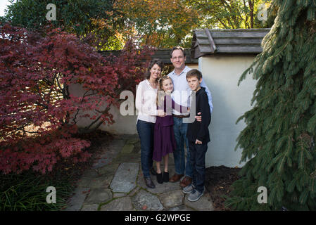 Eine vierköpfige kaukasische Familie posiert für Fotografien im JC Arboretum in Raleigh, NC, USA. Stockfoto