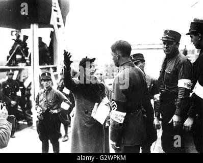 Deutsche film Regie Leni Riefenstahl (Mitte) bei der Arbeit. Stockfoto