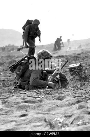 Marine in Erdloch auf Iwo Jima während der Kämpfe. Stockfoto