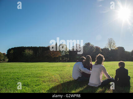 Eine vierköpfige kaukasische Familie posiert für Fotografien im JC Arboretum in Raleigh, NC, USA. Stockfoto