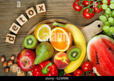 Detox. Vitamine in Obst und Gemüse. Natürliche Produkte, die reich an Vitaminen wie Orangen, Zitronen, Paprika, Kiwi, Tomaten, banan Stockfoto
