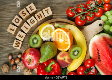 Diät-Konzept. Natürliche Produkte, die reich an Vitaminen wie Orangen, Zitronen, Paprika, Kiwi, Tomaten, Bananen, Birnen, Äpfel, Walnüsse, Stockfoto