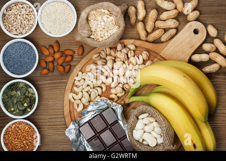 Produkte, die Magnesium enthalten: Bananen, Kürbiskerne, blauer Mohn, Cashew-Nüssen, Bohnen, Mandeln, Sonnenblumenkerne, Haferflocken, b Stockfoto