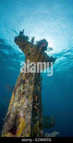 Rückansicht der Statue von Christus des Abgrunds, in den Himmel von einem Unterwasser Barsch zu erreichen. Stockfoto