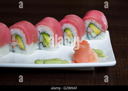 wunderschön präsentiert und frisch zubereitete Thunfisch Roll auf einem weißen Teller serviert Stockfoto