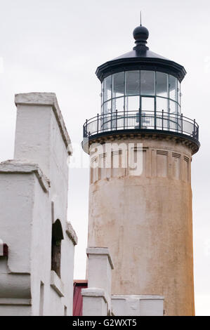 Die Spitzen des Tierhalters-Viertel und der North Head Leuchtturm. Cape Enttäuschung Staatspark, Ilwaco, Washington, USA. Stockfoto