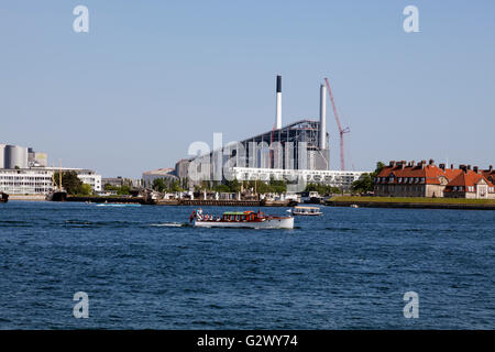 Blick vom Toldboden im Hafen von Kopenhagen auf den Abager Hang, den CopenHill und das von Bjarke Ingels entworfene Energiekraftwerk BIG. Stockfoto