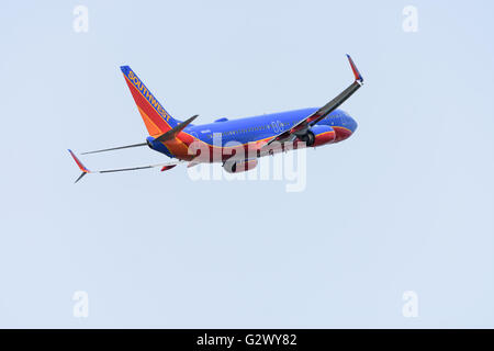 Rückansicht eines Boeing 737-Flugzeugs der Southwest Airlines, das nach dem Start links abfliegt Stockfoto