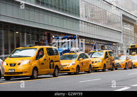 Warteschlange des gelben Taxis Taxis auf einer New Yorker Straße Stockfoto