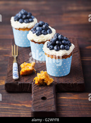 Kürbis-Muffins mit Frischkäse, Heidelbeeren Stockfoto