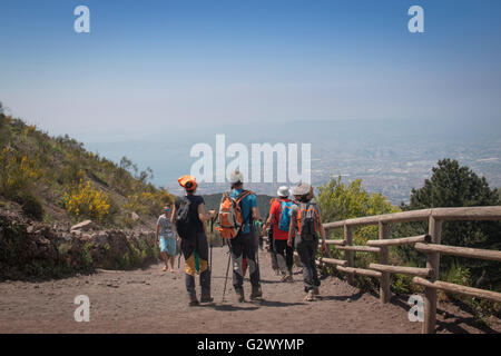 Neapel, Italien - Mai 2016: Menschen auf dem Wanderweg auf den Gipfel des Vulkans Vesuv in Ercolano in der Nähe von Neapel in Italien Stockfoto