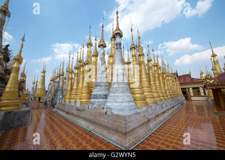 Vergoldeten stupas der Shwe Indein Pagode, Indein, Inle Lake, Myanmar Stockfoto