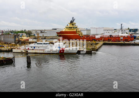 US Coast Guard Cutter 1102 angedockt in der Nähe ein Reparatur-Trockendock in Tampa Bay.  Tampa, Florida Stockfoto