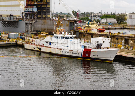 US Coast Guard Cutter 1102 angedockt in der Nähe ein Reparatur-Trockendock in Tampa Bay.  Tampa, Florida Stockfoto