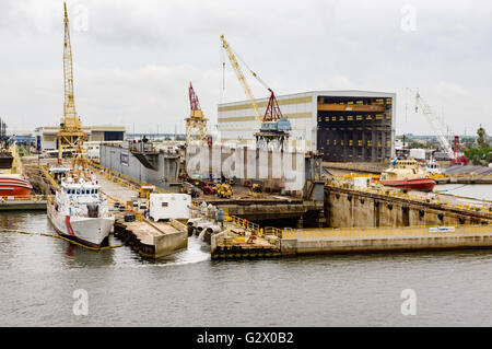 US Coast Guard Cutter 1102 angedockt in der Nähe ein Reparatur-Trockendock in Tampa Bay.  Tampa, Florida Stockfoto