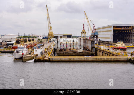 US Coast Guard Cutter 1102 angedockt in der Nähe ein Reparatur-Trockendock in Tampa Bay.  Tampa, Florida Stockfoto