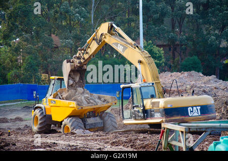 Bagger und Erdbewegung arbeiten auf einer Baustelle in Australien Stockfoto