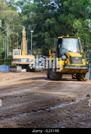 Bagger und Erdbewegung arbeiten auf einer Baustelle in Australien Stockfoto